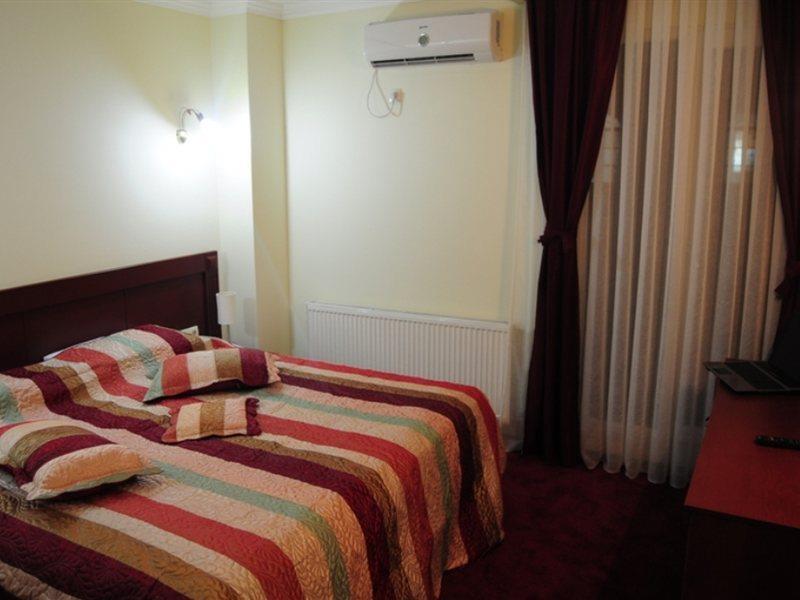 Hotel Parlament Pristina Habitación foto